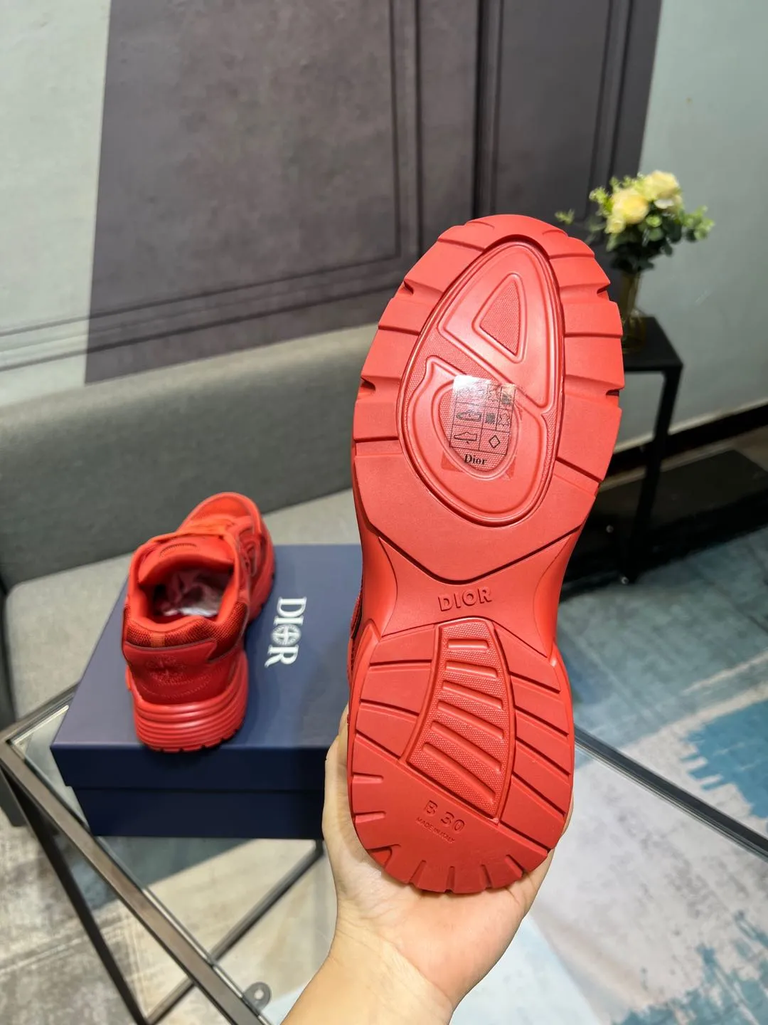 Men's shoes 💰600 high version joint model 🍸 Dior Dior The Island co-branded B30 sneakers follow the trend of the retro market and are Dad Shoes style shoes. The Dior logo on the tongue also indicates that this pair of shoes is the B30 model! B30 uses fine-textured leather and mesh cloth materials to form a shoe body. There are conspicuous letters CD on both sides of the shoe body to indicate the identity. Many lines on the shoe body outline the details, making the shoes look less monotonous and full of retro flavor. ♺ Upper: Original customized technical fabric + mesh ♺ Inner lining: Original customized breathable lining ♺ Outsole: Original molded IP foam + TPU outsole ♺ Heel height: 3.5cm ♺Code number: 39-44 (45 46 customized)